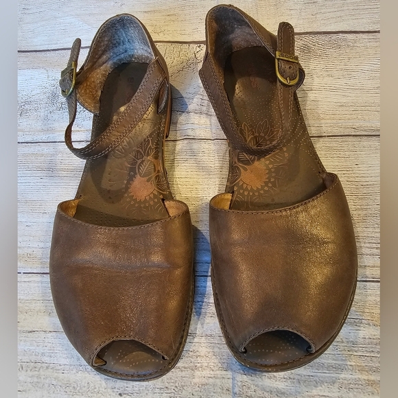 BOGS Size 8.5 Nashville Peep Toe Sandals Soft Leather with Ankle Strap Brown - Picture 1 of 7